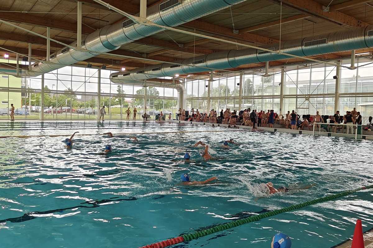 Bazen Iver tijekom VAL turnira — igrači u vodi i publika uz rub